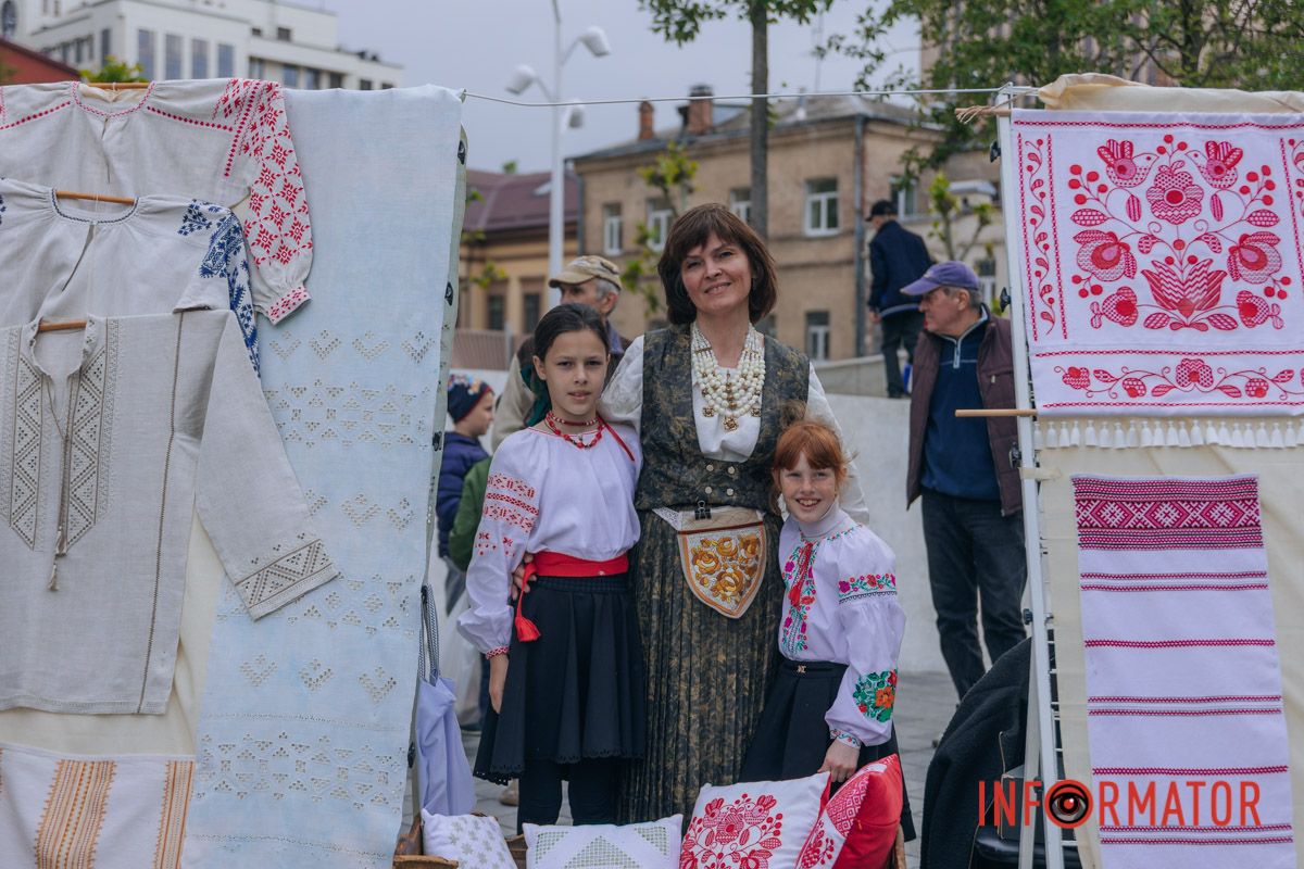 Днепр в вышиванках: ищите себя на праздничных фото.