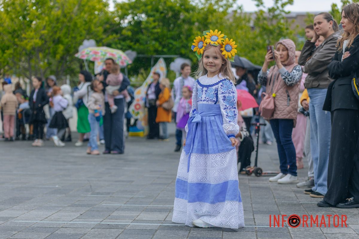 Днепр в вышиванках: ищите себя на праздничных фото.