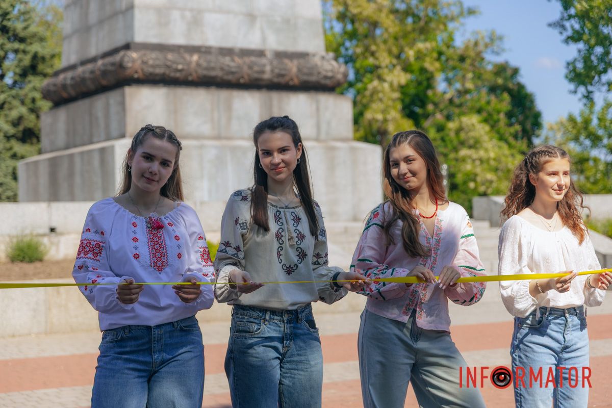 Днепр в вышиванках: ищите себя на праздничных фото.