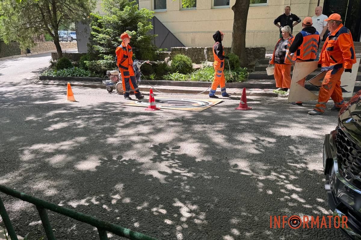 Розмітку нанесли в декількох місцях на вулиці Розмітку нанесли в декількох місцях на вулиці