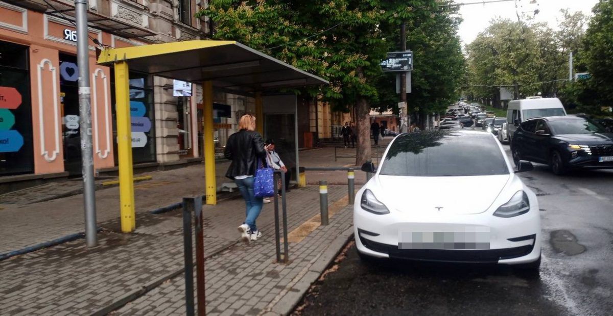 15 мая на остановке, расположенной на проспекте Яворницкого, припарковали автомобиль Tesla