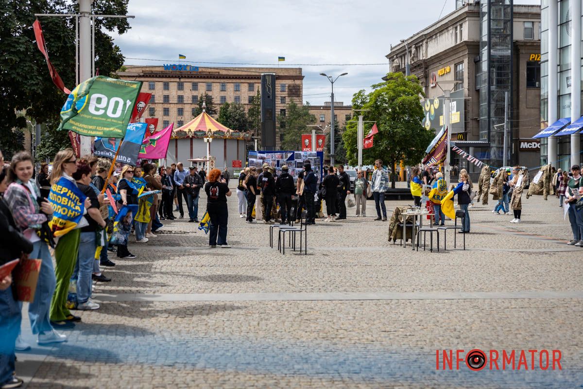 «Диалог двух миров»: в Днепре семьи пленных провели перформанс на Европейской площади.