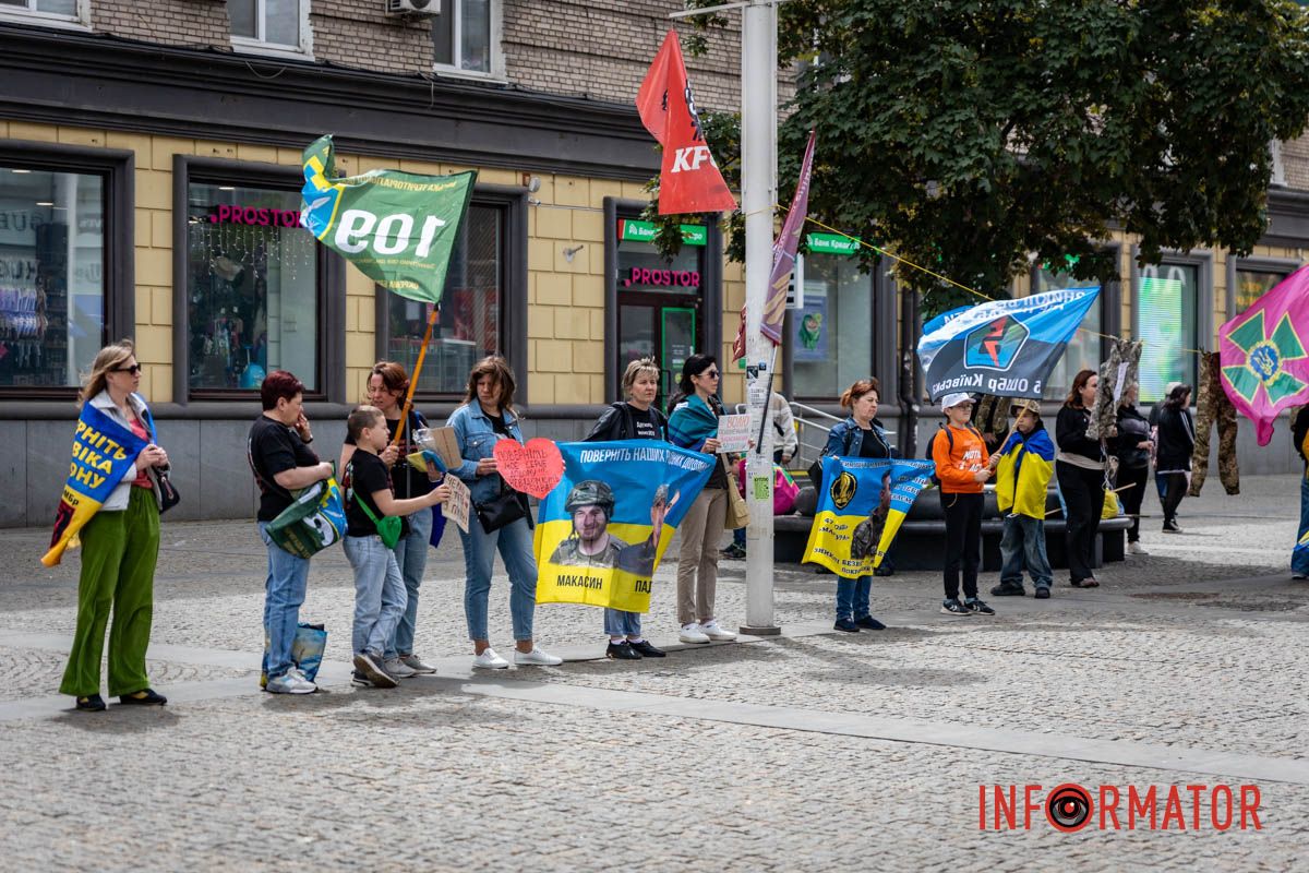 «Диалог двух миров»: в Днепре семьи пленных провели перформанс на Европейской площади 2