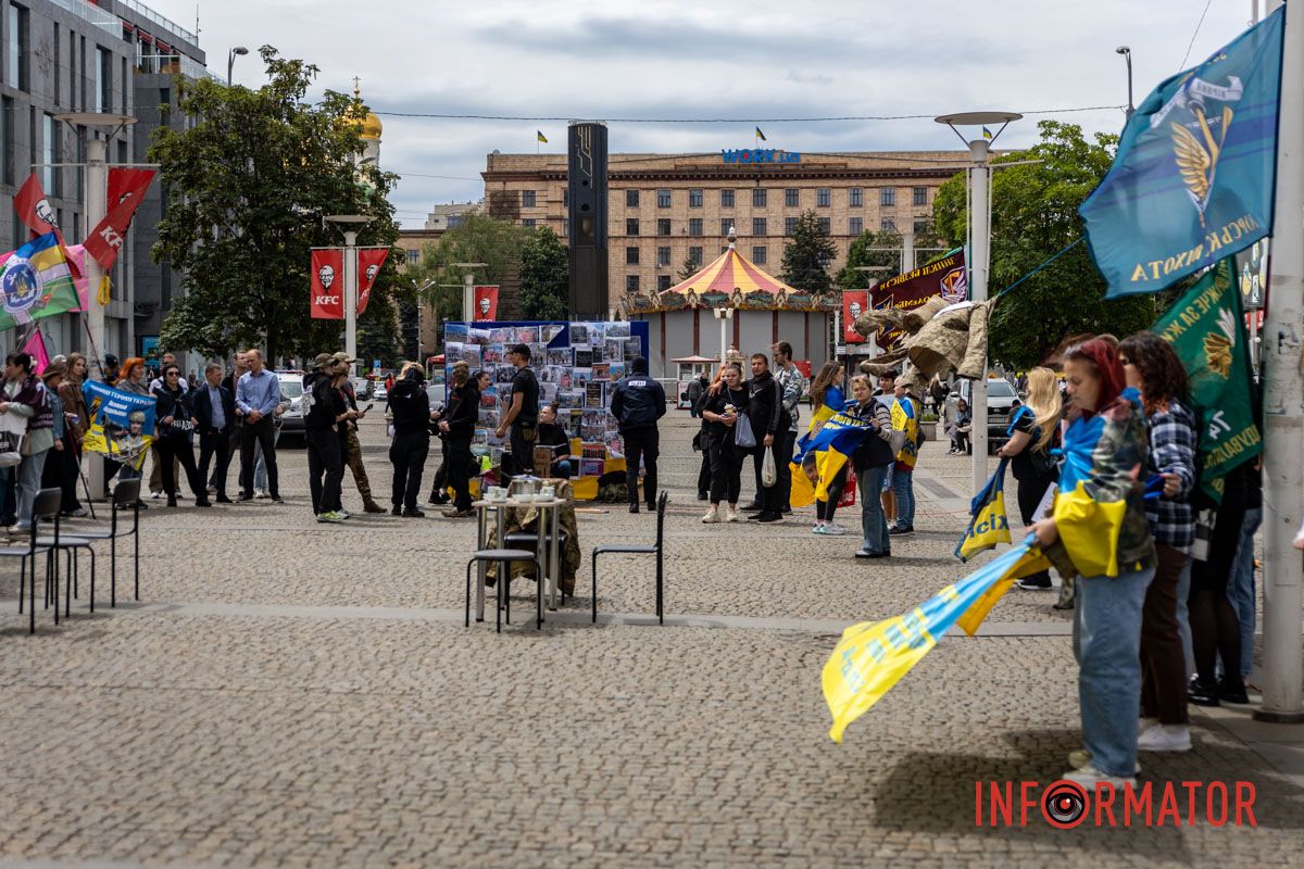 «Диалог двух миров»: в Днепре семьи пленных провели перформанс на Европейской площади 4