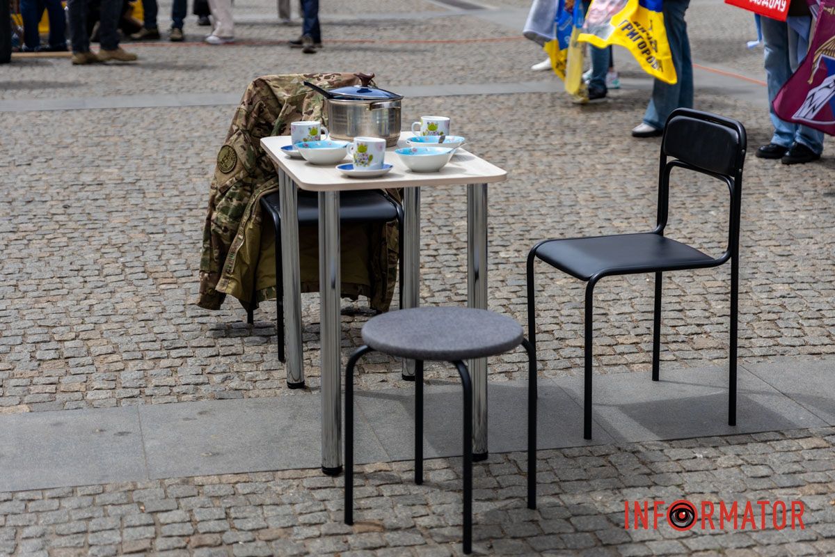 «Диалог двух миров»: в Днепре семьи пленных провели перформанс на Европейской площади 5