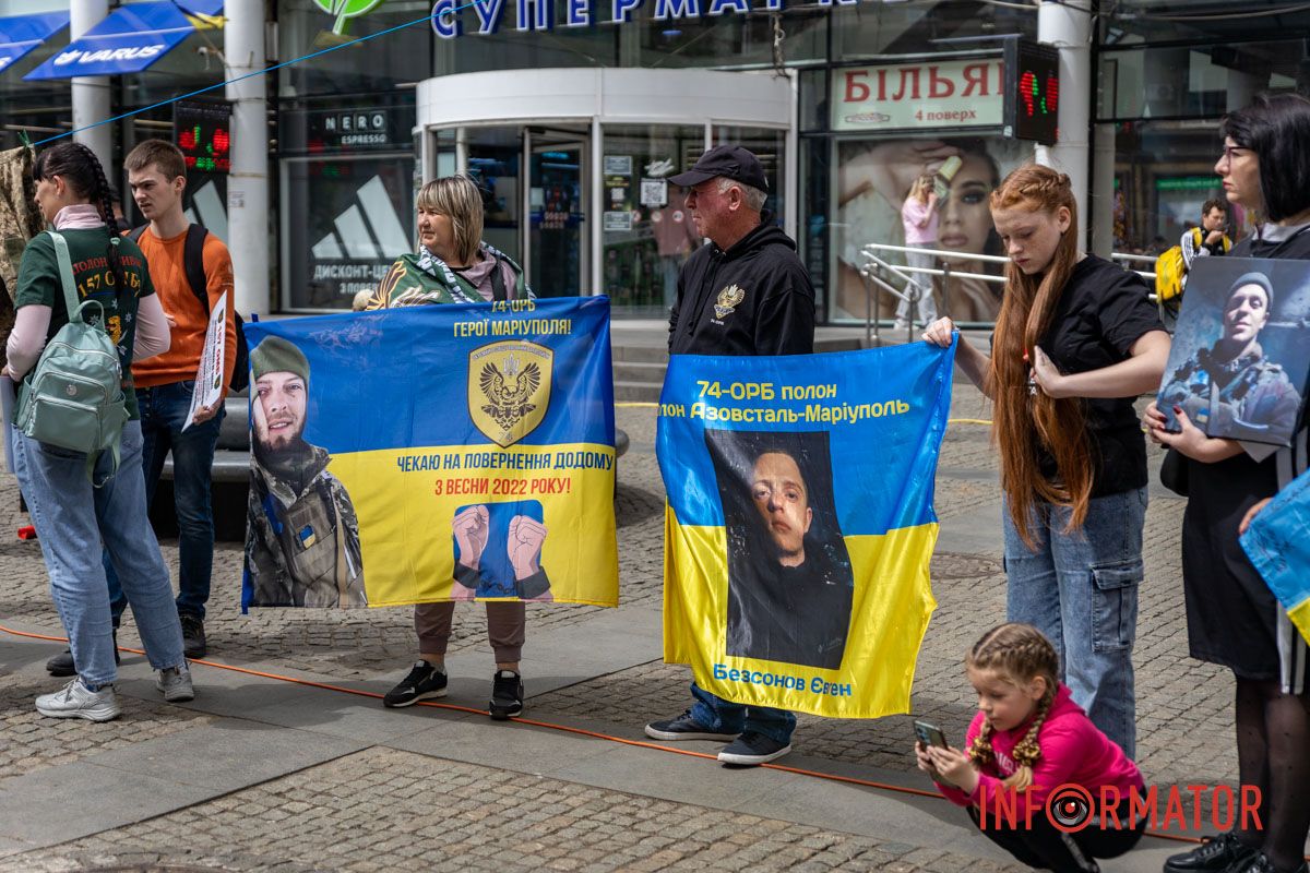 «Диалог двух миров»: в Днепре семьи пленных провели перформанс на Европейской площади 6