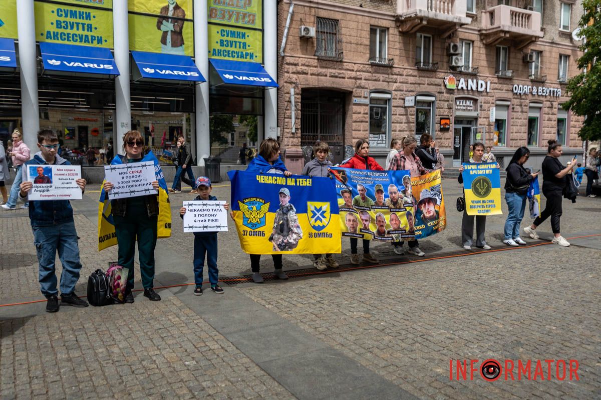 «Диалог двух миров»: в Днепре семьи пленных провели перформанс на Европейской площади 7