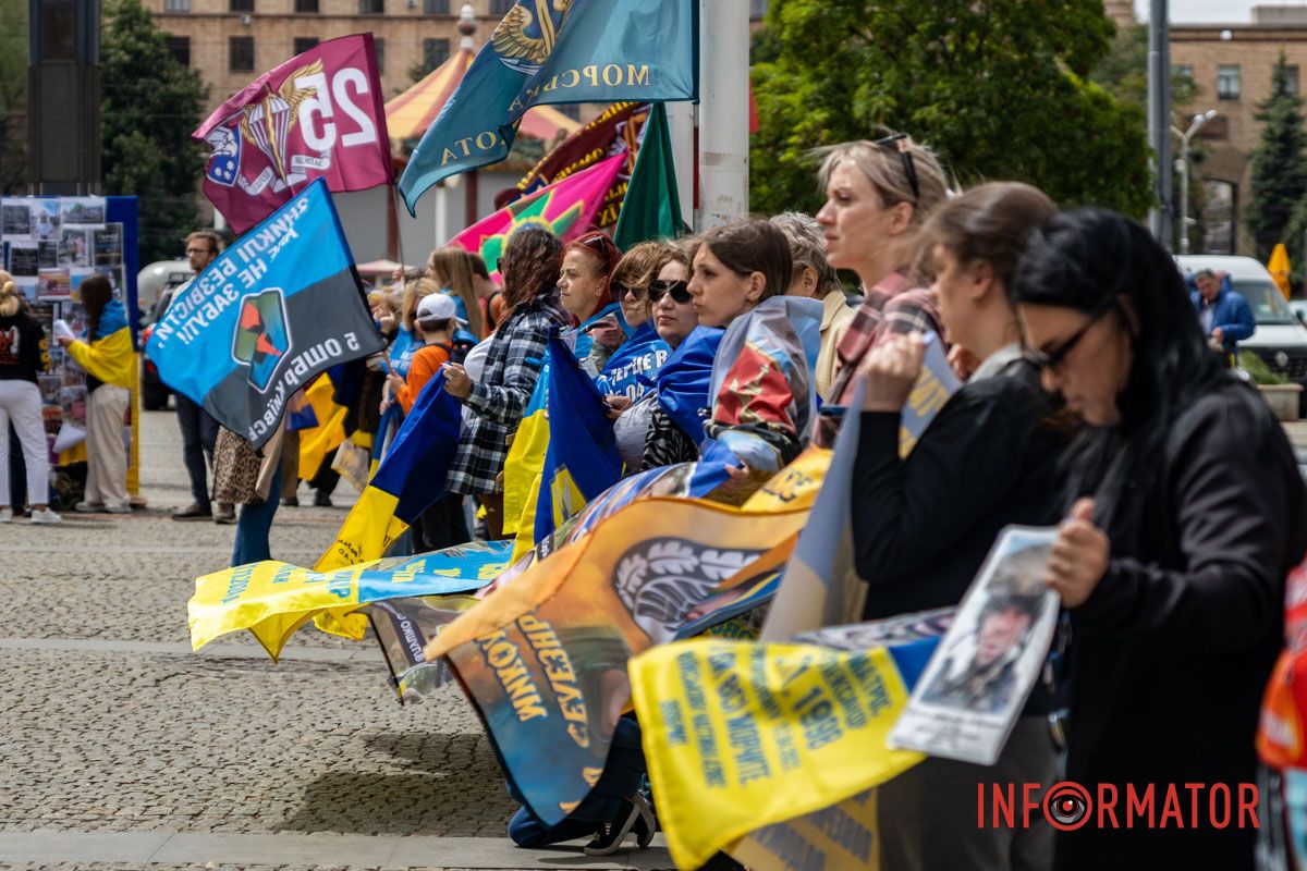 «Диалог двух миров»: в Днепре семьи пленных провели перформанс на Европейской площади 11