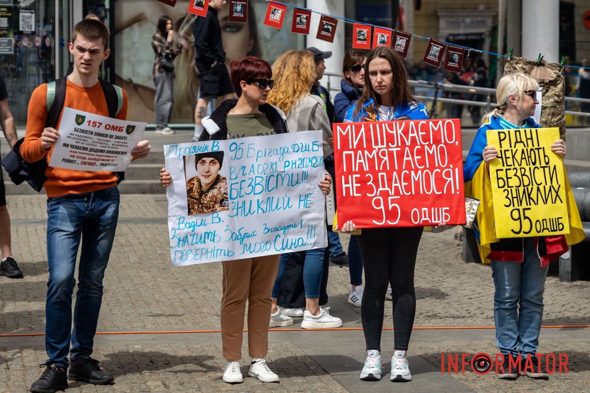 «Диалог двух миров»: в Днепре семьи пленных провели перформанс на Европейской площади 13