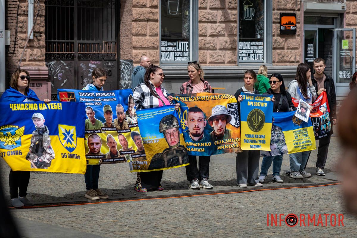 «Диалог двух миров»: в Днепре семьи пленных провели перформанс на Европейской площади 16