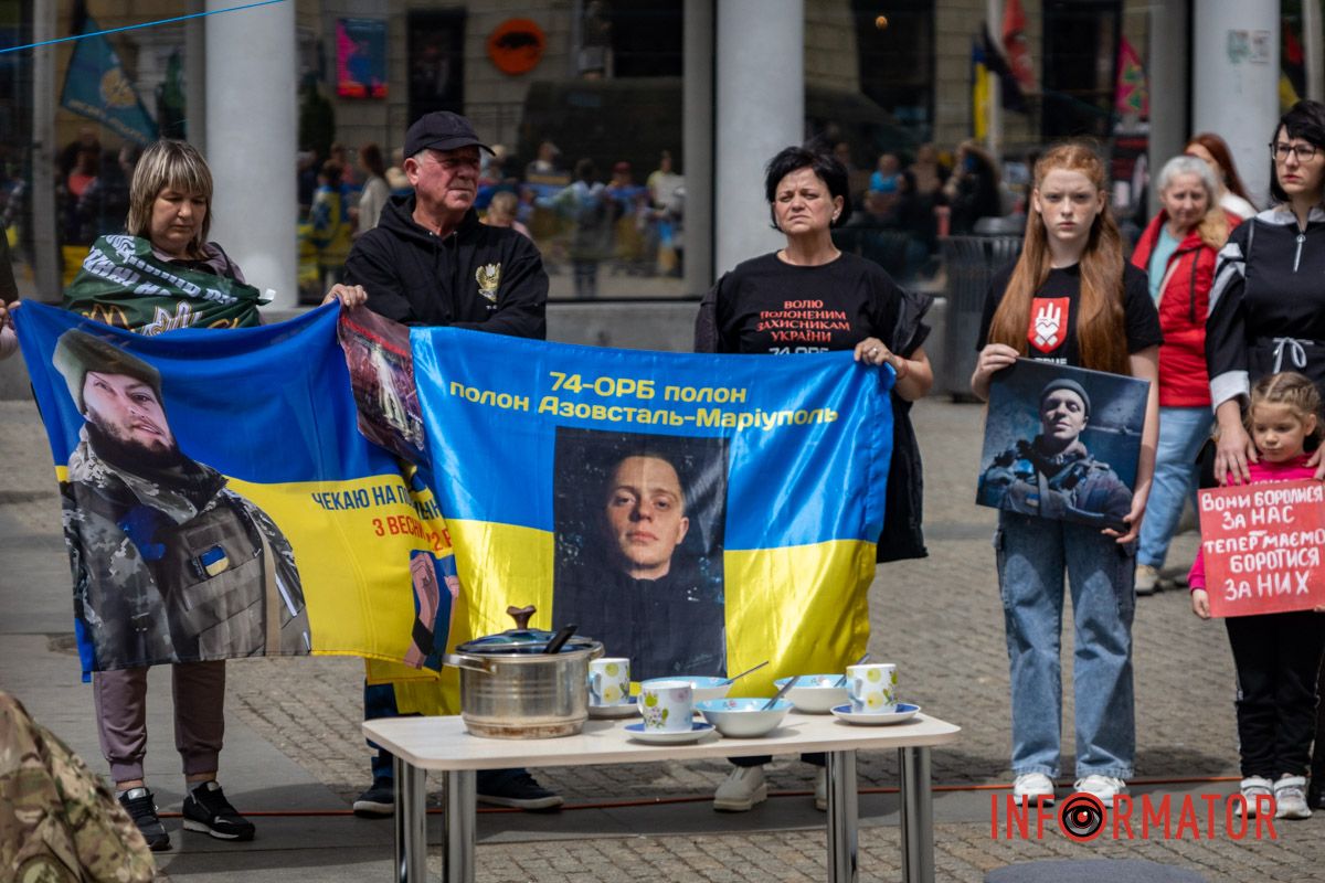 «Диалог двух миров»: в Днепре семьи пленных провели перформанс на Европейской площади 17