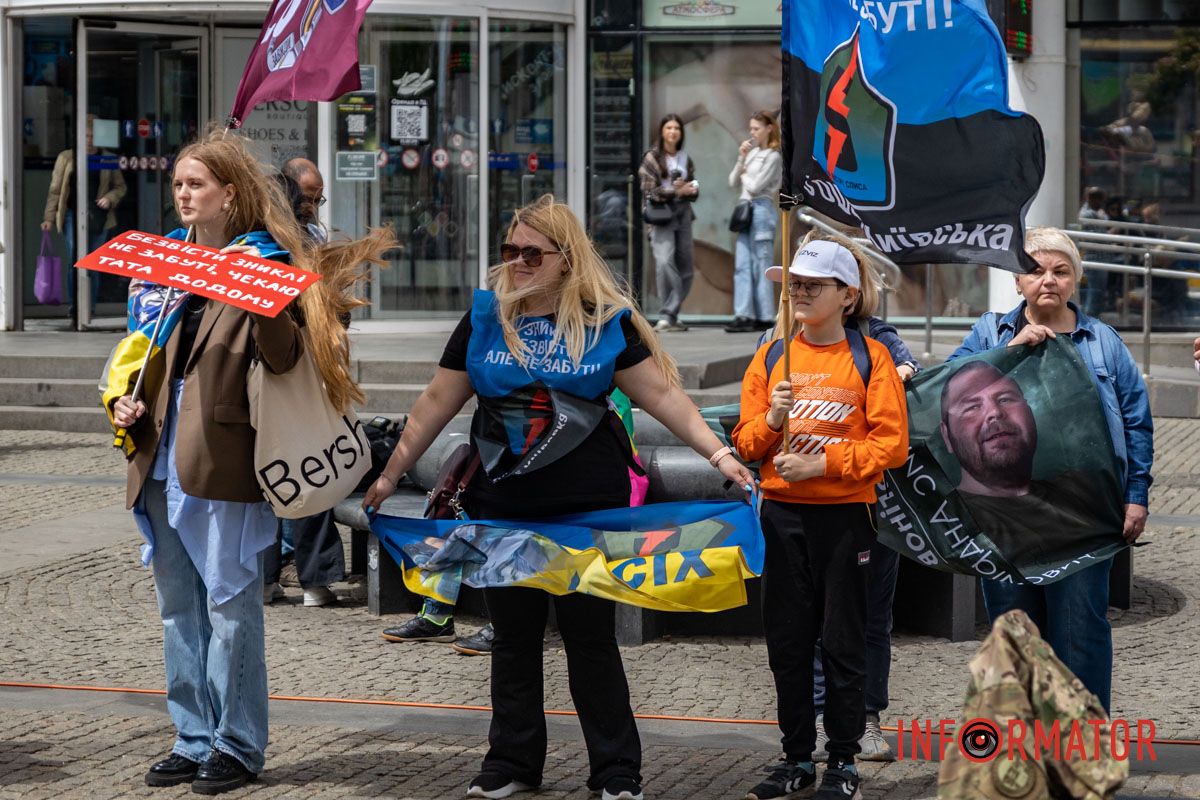 «Диалог двух миров»: в Днепре семьи пленных провели перформанс на Европейской площади 18