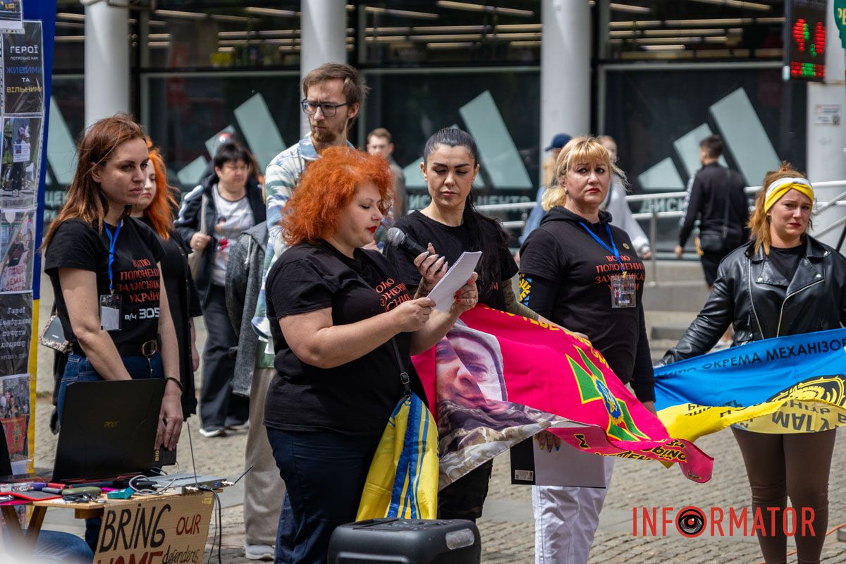 «Диалог двух миров»: в Днепре семьи пленных провели перформанс на Европейской площади 19