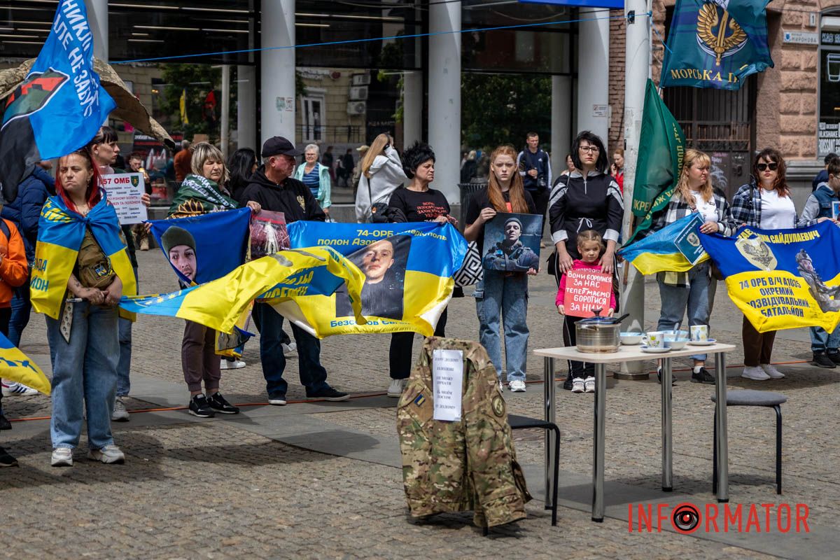 «Диалог двух миров»: в Днепре семьи пленных провели перформанс на Европейской площади 20
