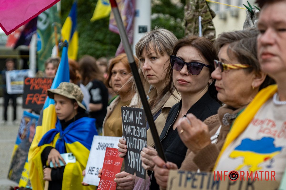 «Диалог двух миров»: в Днепре семьи пленных провели перформанс на Европейской площади 21