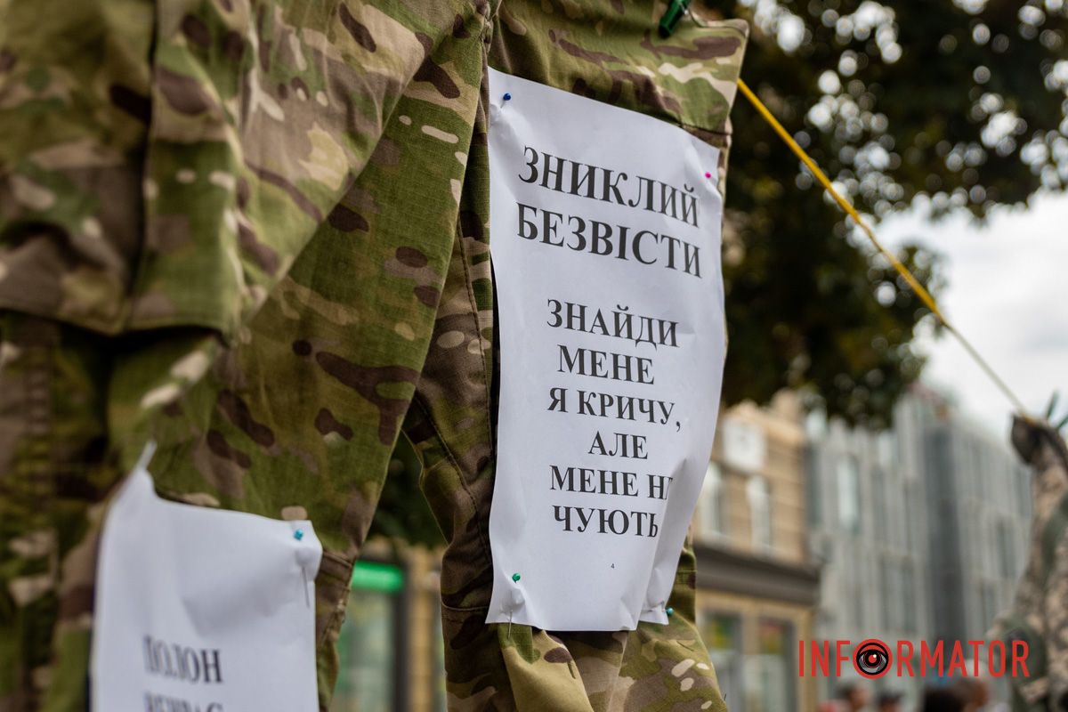 «Диалог двух миров»: в Днепре семьи пленных провели перформанс на Европейской площади 24