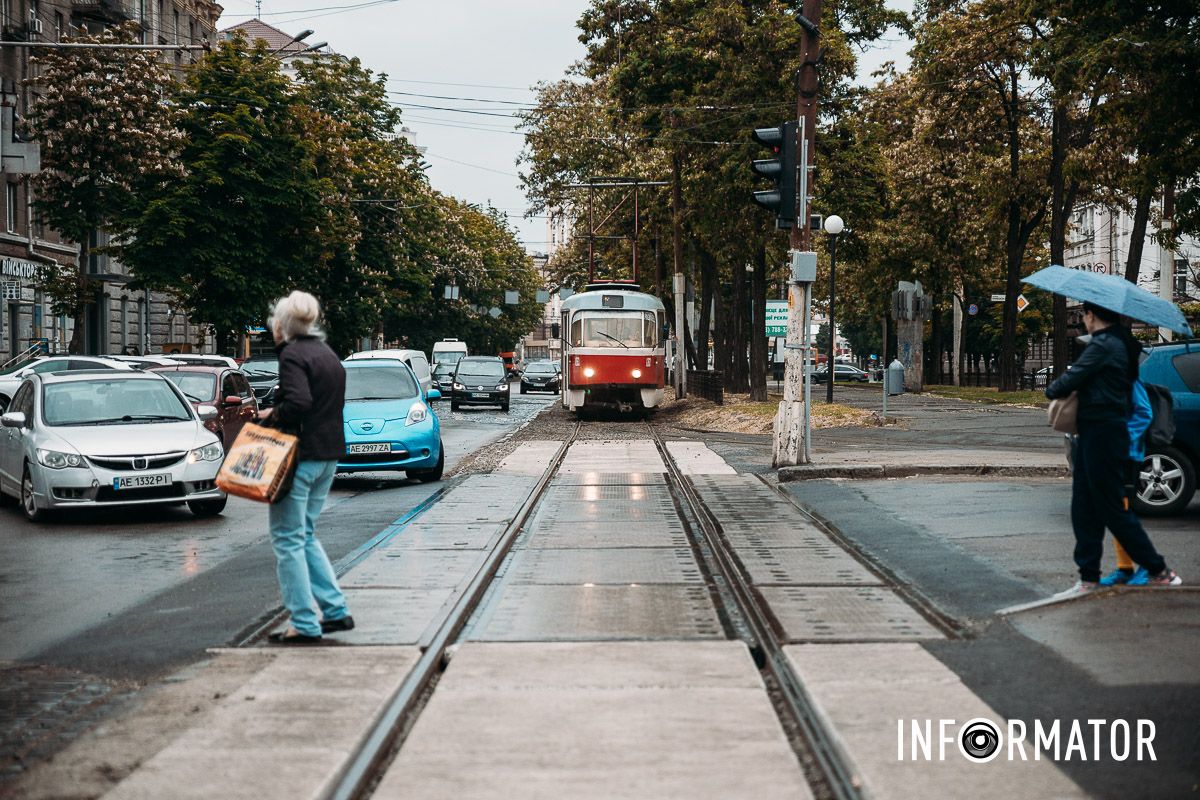 После замены трамвайных путей на трамвайном переезде уложены новые железобетонные плиты В Днепре на Дмитрия Яворницкого завершился ремонт трамвайного пути