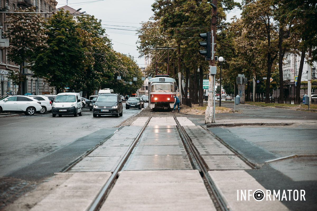 Также пешеходные переходы выложены железобетонными плитами для удобства и безопасности жителей. В Днепре на Дмитрия Яворницкого завершился ремонт трамвайного пути