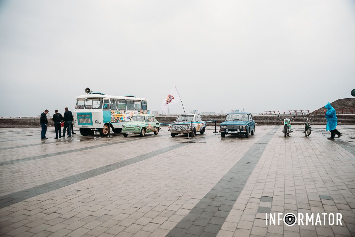 На Фестивальному причалі зібралися поціновувачі ретро-машин “Ніч музеїв”: у Дніпрі на Фестивальному причалі виставка ретро-автомобілів 1