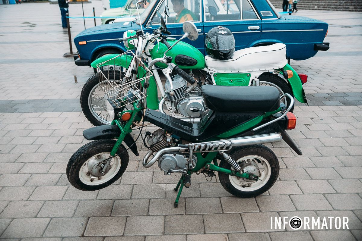 Представлені ретро-мотоцикли “Ніч музеїв”: у Дніпрі на Фестивальному причалі виставка ретро-автомобілів 2
