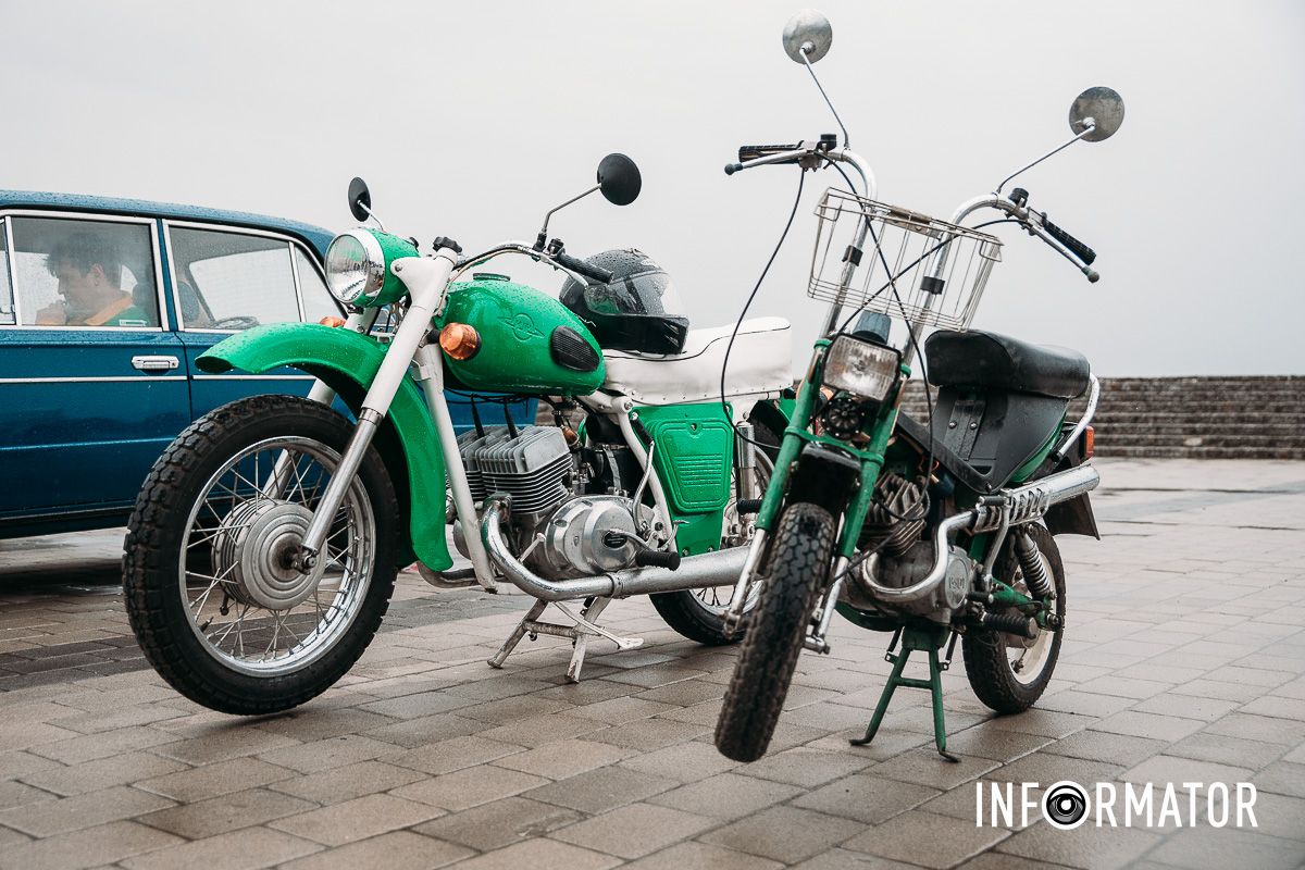 Декілька власників ретро-машин долучилися до зустрічі “Ніч музеїв”: у Дніпрі на Фестивальному причалі виставка ретро-автомобілів 5