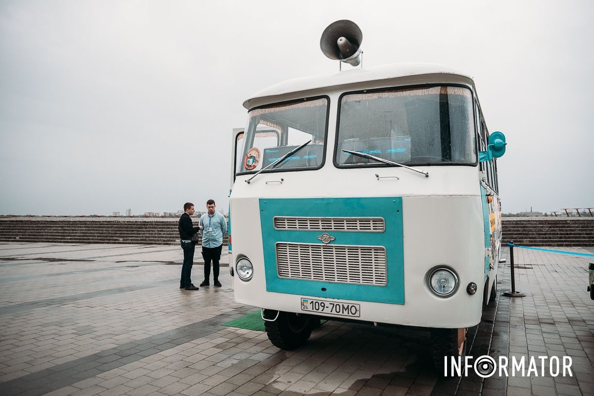 На Фестивальному причалі пересувний музей знаходитиметься до 21:00 “Ніч музеїв”: у Дніпрі на Фестивальному причалі виставка ретро-автомобілів 7
