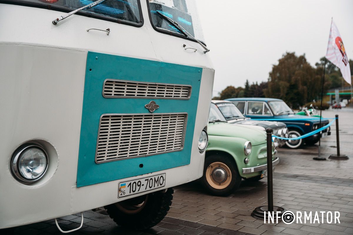 На Фестивальному причалі ми побачили пересувний музей “Хібас” в автобусі “Кубань” “Ніч музеїв”: у Дніпрі на Фестивальному причалі виставка ретро-автомобілів 6