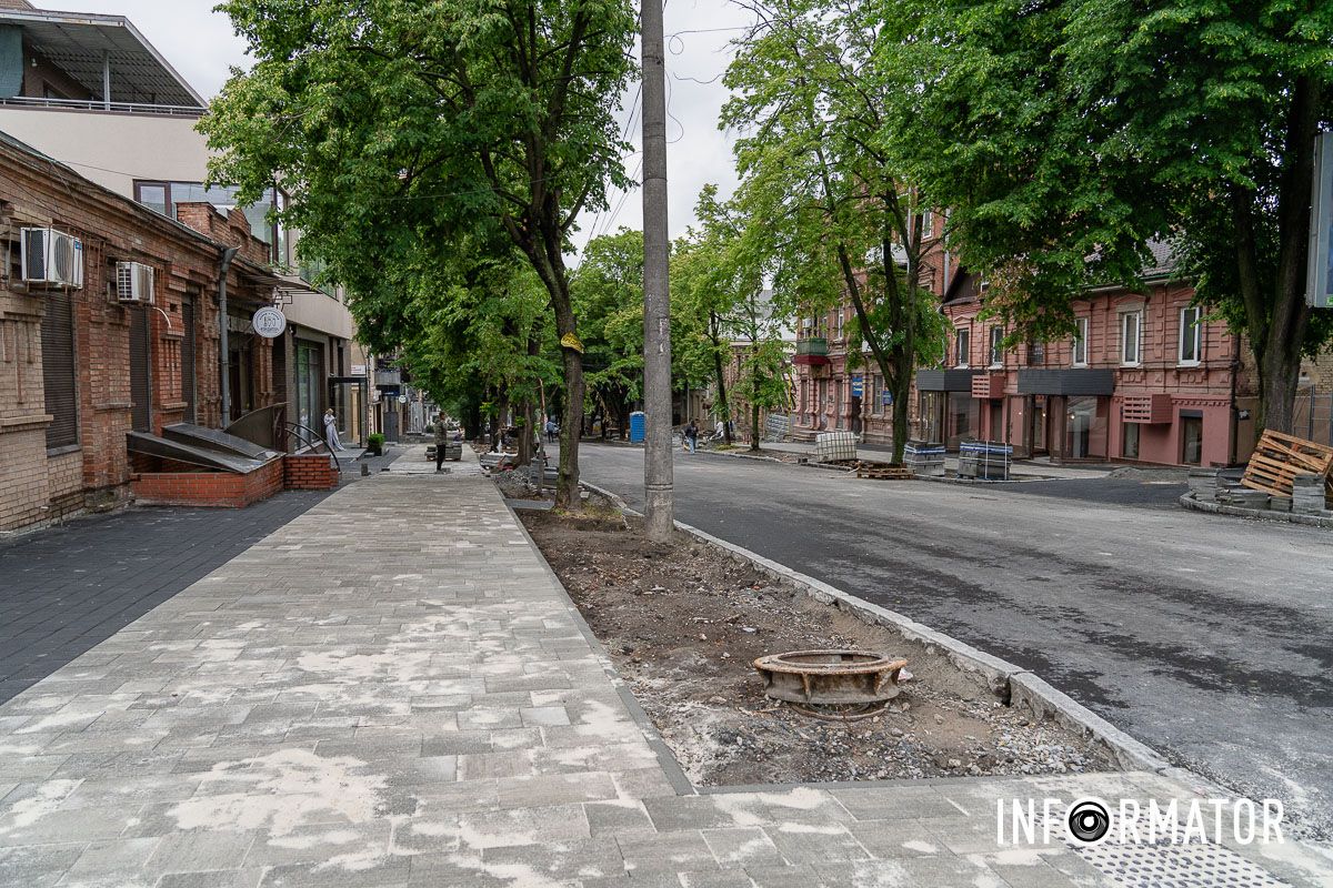 Асфальт на цій вулиці замінили на новий Прибрали усі сходи: як у Дніпрі просувається ремонт на перекритій вулиці Воскресенській 9