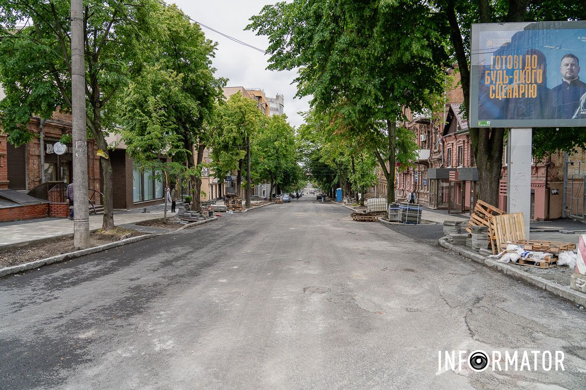 Однак у активістів були зауваження, щодо тротуарної плитки Прибрали усі сходи: як у Дніпрі просувається ремонт на перекритій вулиці Воскресенській 12