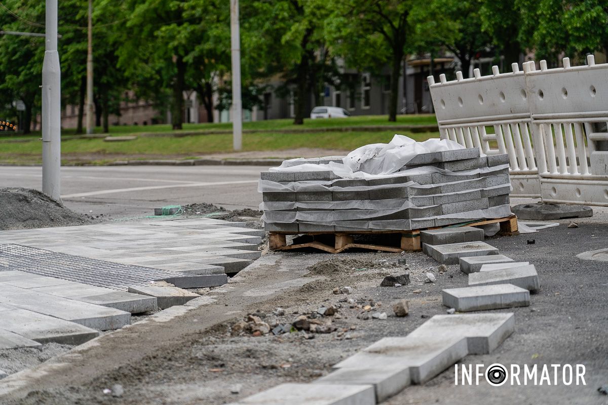 Усі будівельні роботи мають завершити до 9 червня Прибрали усі сходи: як у Дніпрі просувається ремонт на перекритій вулиці Воскресенській 7