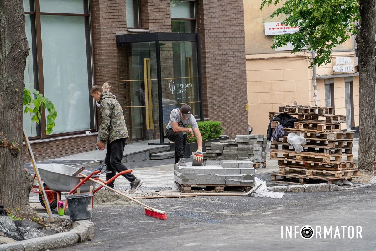 Кладуть нову плитку  Прибрали усі сходи: як у Дніпрі просувається ремонт на перекритій вулиці Воскресенській 4