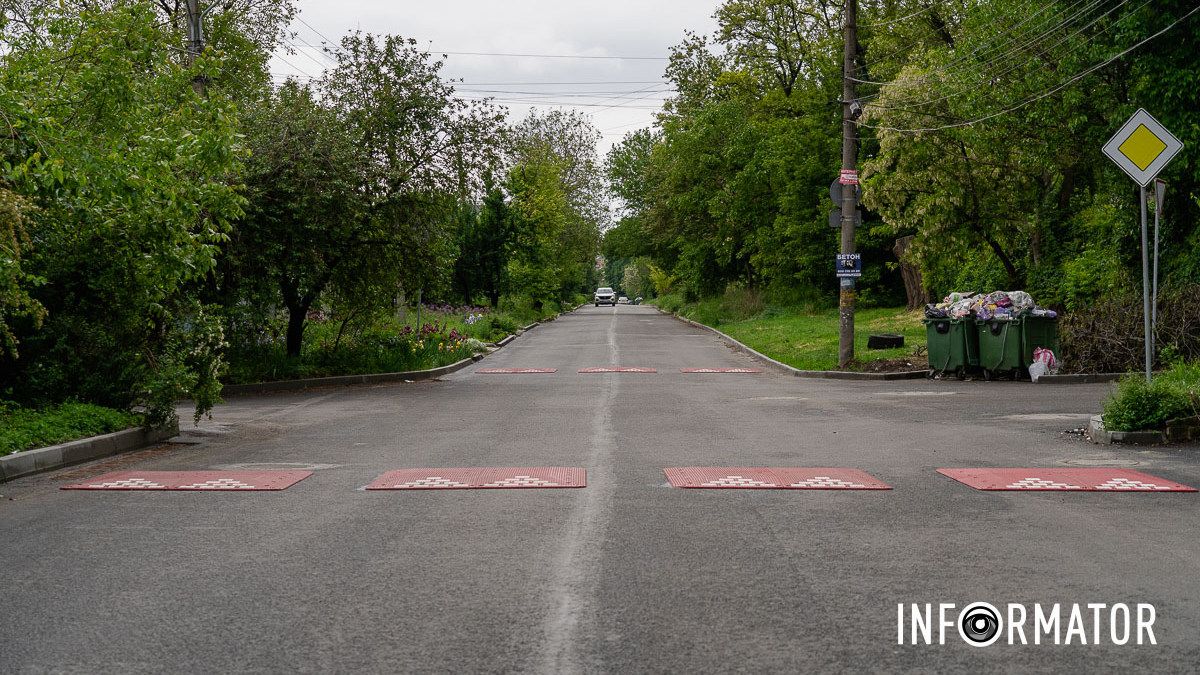 В Днепре на Сичевых Стрельцов установили "берлинские подушки": жители близлежащих домов заявляют, что эффекта нет