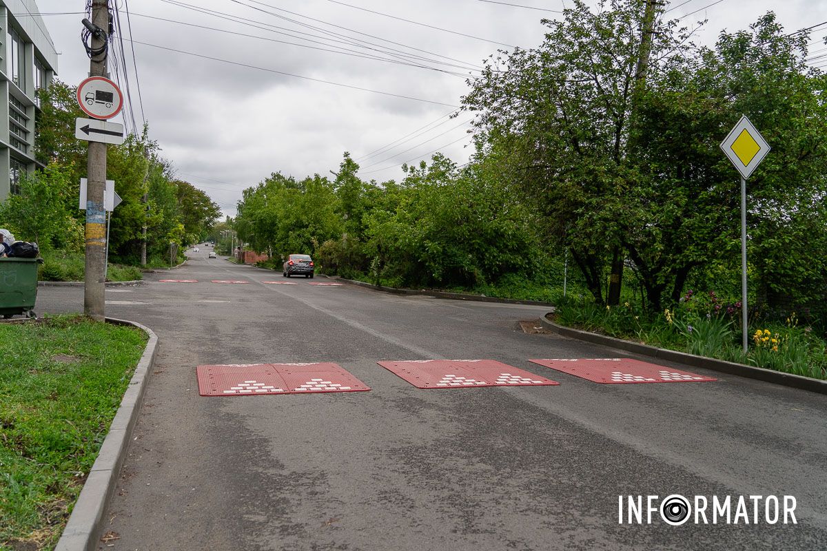 Обмежувачі руху встановили на Січових Стрільців У Дніпрі на Січових Стрільців встановили “берлінські подушки”: мешканці заявляють, що ефекту немає 1