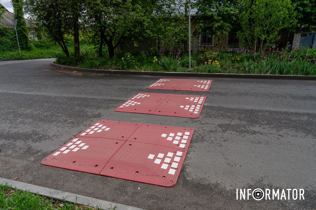 На них є світловідбивачі У Дніпрі на Січових Стрільців встановили “берлінські подушки”: мешканці заявляють, що ефекту немає 5