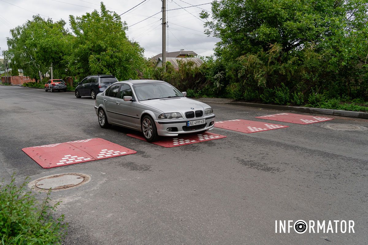 Місцеві мешканці не бачать від них сильного ефекту У Дніпрі на Січових Стрільців встановили “берлінські подушки”: мешканці заявляють, що ефекту немає 7