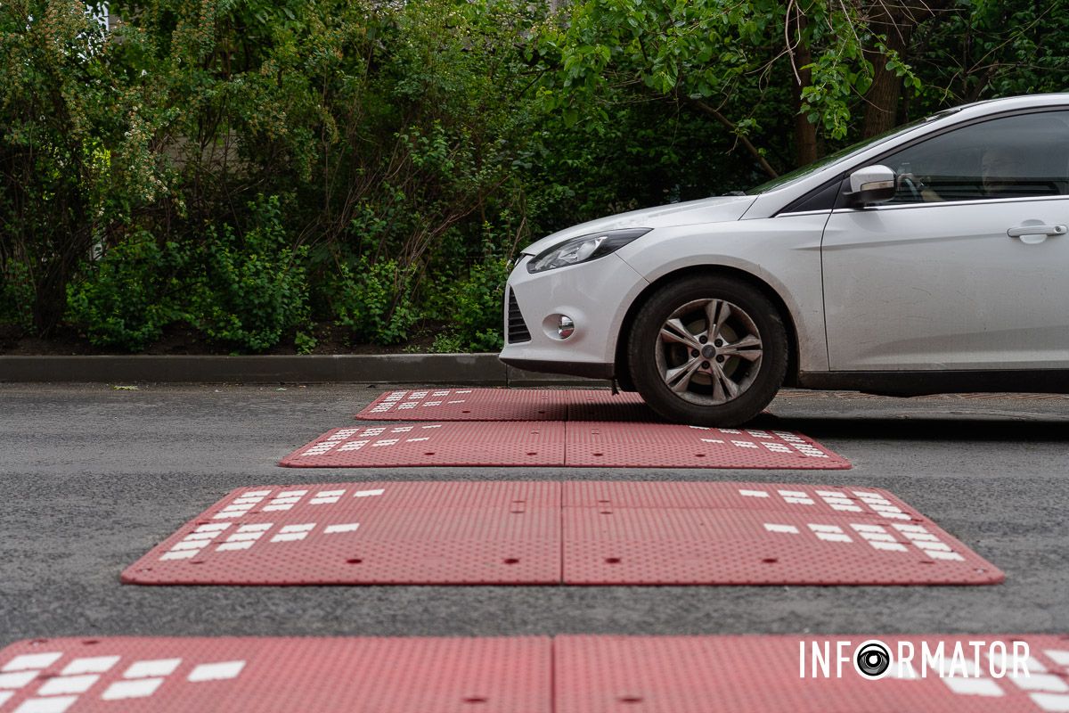 "Берлінські подушки" мають квадратну форму У Дніпрі на Січових Стрільців встановили “берлінські подушки”: мешканці заявляють, що ефекту немає 4