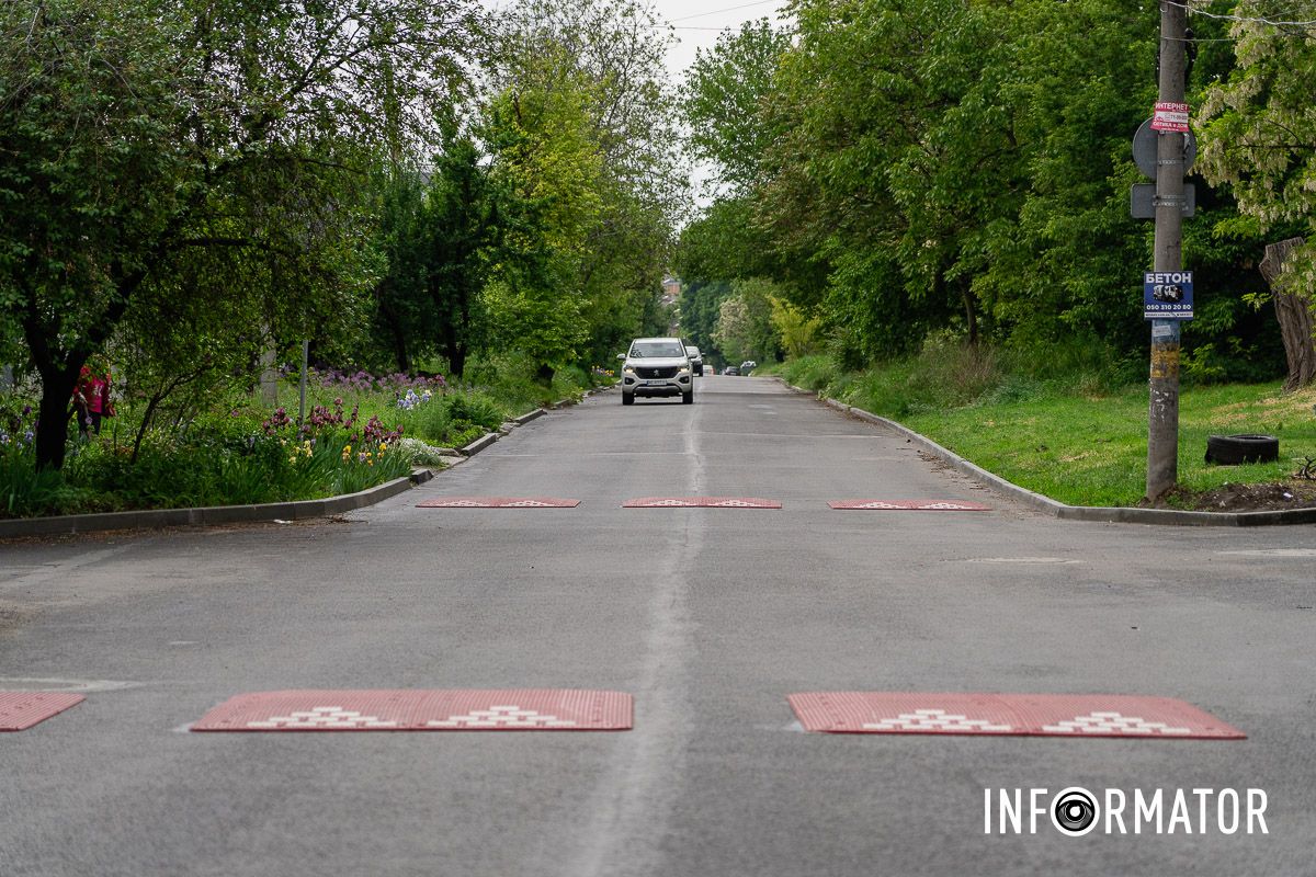 “Подушки” виконують роль регулятора швидкості на дорозі. У Дніпрі на Січових Стрільців встановили “берлінські подушки”: мешканці заявляють, що ефекту немає 2