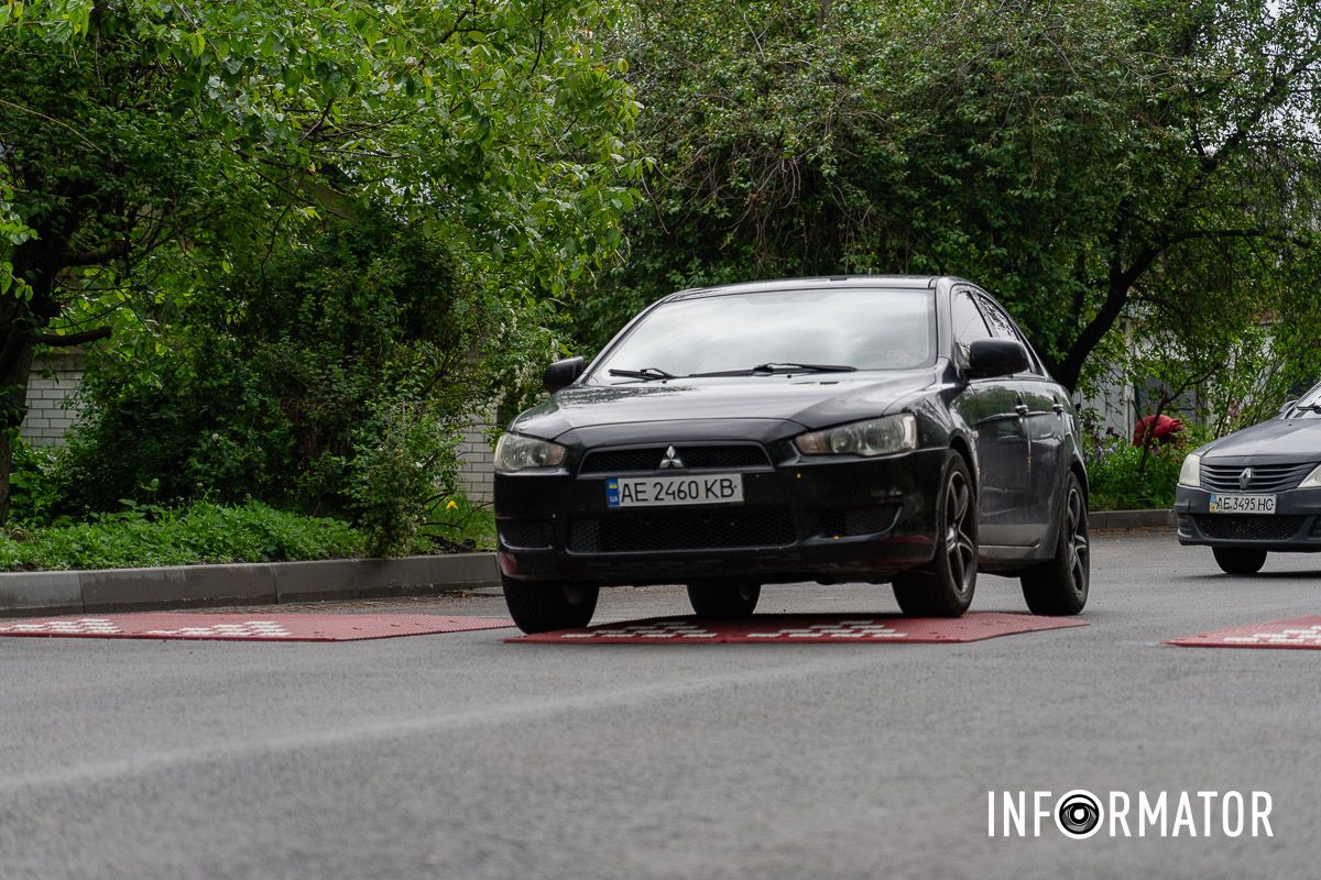 Це вже далеко не перша вулиця, де з'явилися подібні обмежувачі руху У Дніпрі на Січових Стрільців встановили “берлінські подушки”: мешканці заявляють, що ефекту немає 3