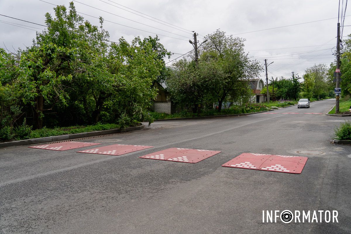 7 "берлінських подушок" встановили на Січових Стрільців У Дніпрі на Січових Стрільців встановили “берлінські подушки”: мешканці заявляють, що ефекту немає 6