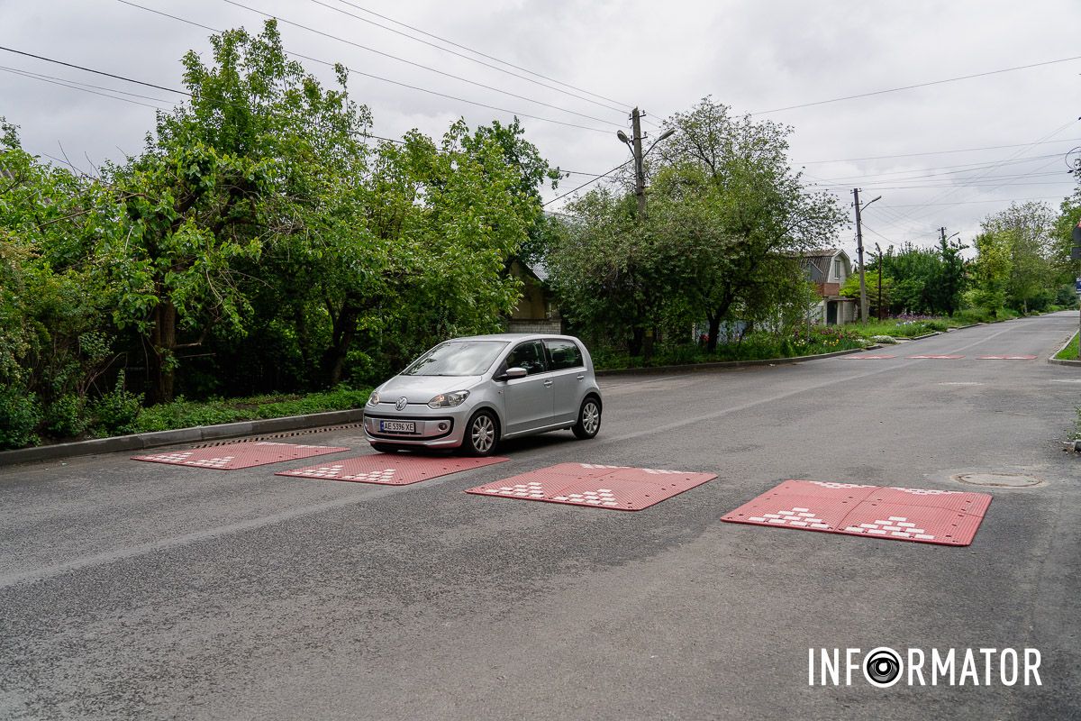 Уночі та вечірні години водіями ігноруються обмежувачі руху У Дніпрі на Січових Стрільців встановили “берлінські подушки”: мешканці заявляють, що ефекту немає 8