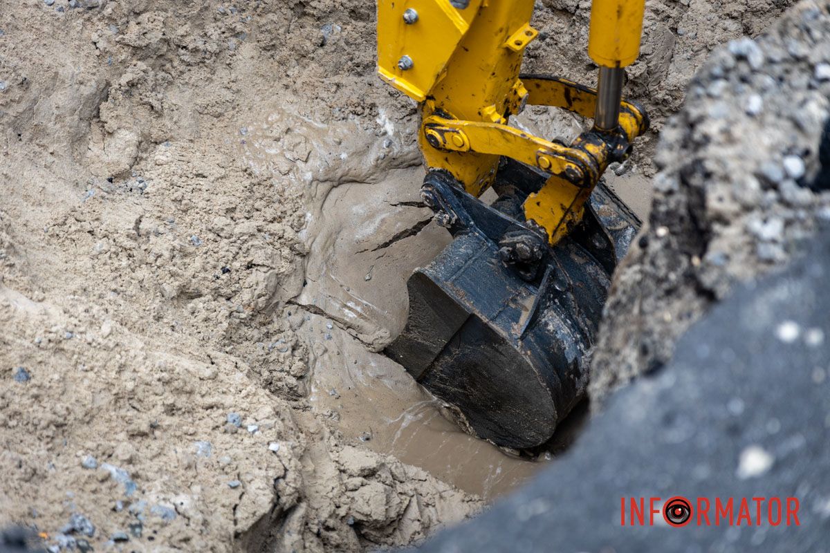 Работает строительная техника Ремонт сделали неделю назад: в Днепре переулке Феодосия Макаревского снова раскопали асфальт и перекрыли дорогу 7