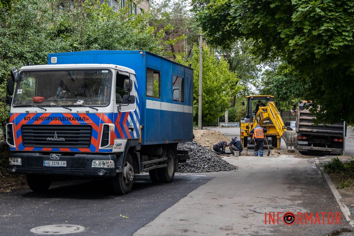 Коммунальные службы ликвидируют прорыв трубы Ремонт сделали неделю назад: в Днепре переулке Феодосия Макаревского снова раскопали асфальт и перекрыли дорогу.