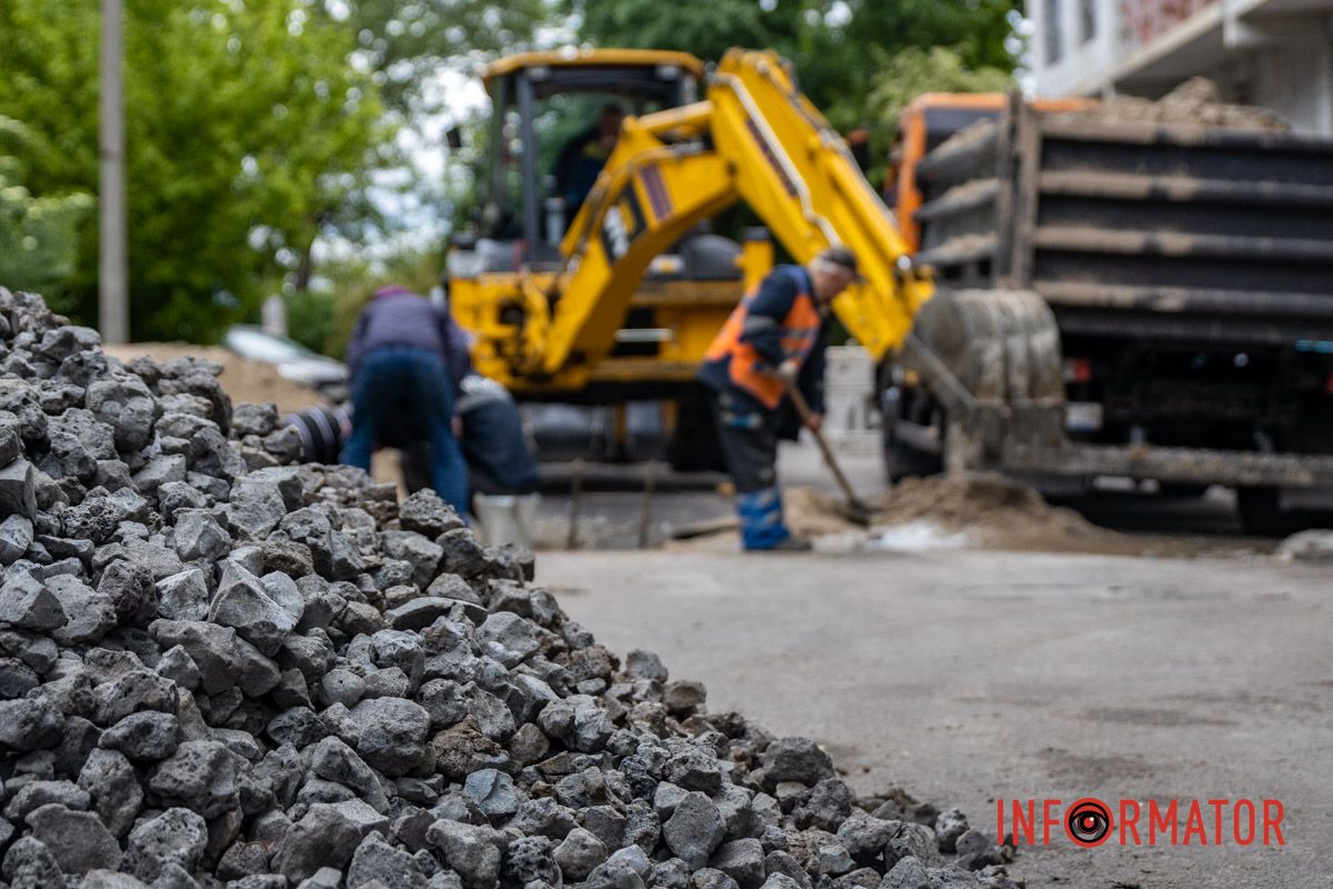 Работает строительная техника Ремонт сделали неделю назад: в Днепре переулке Феодосия Макаревского снова раскопали асфальт и перекрыли дорогу.