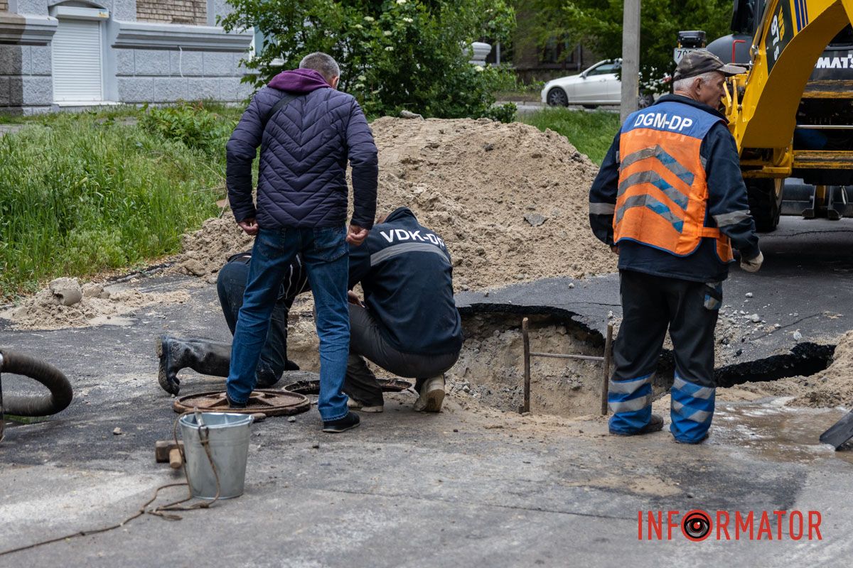 Коммунальщики устраняют прорыв Ремонт сделали неделю назад: в Днепре переулке Феодосия Макаревского снова раскопали асфальт и перекрыли дорогу 9