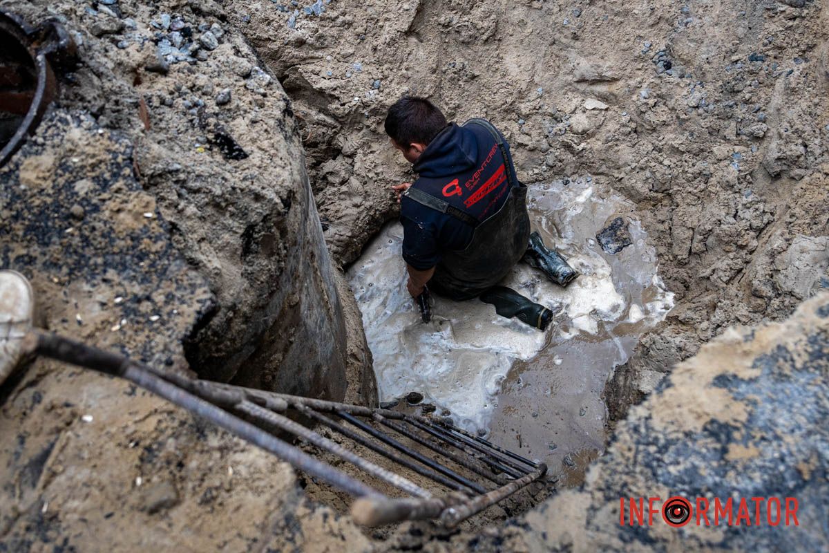 Большое количество воды образовалось в яме Ремонт сделали неделю назад: в Днепре переулке Феодосия Макаревского снова раскопали асфальт и перекрыли дорогу 11