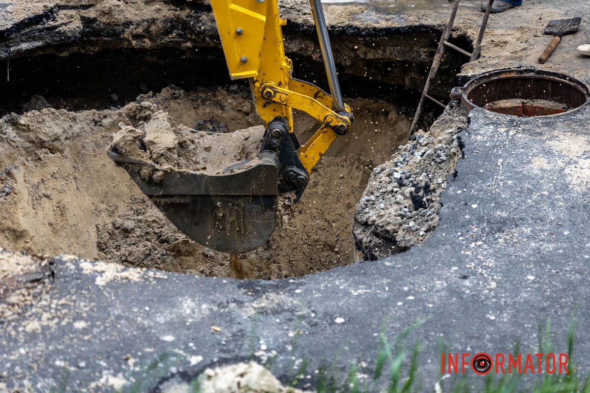 Глубокая яма на Феодосии Макаревском Ремонт сделали неделю назад: в Днепре переулке Феодосия Макаревского снова раскопали асфальт и перекрыли дорогу.