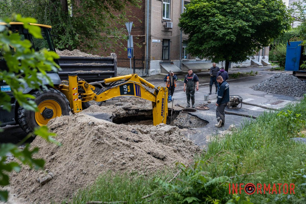 Людям, живущим неподалеку, нелишним будет сделать запас воды Ремонт сделали неделю назад: в Днепре переулке Феодосия Макаревского снова раскопали асфальт и перекрыли дорогу 6