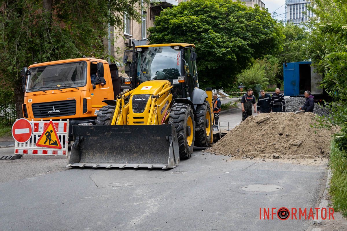 Ехать нужно в объезд Ремонт сделали неделю назад: в Днепре переулке Феодосия Макаревского снова раскопали асфальт и перекрыли дорогу 12