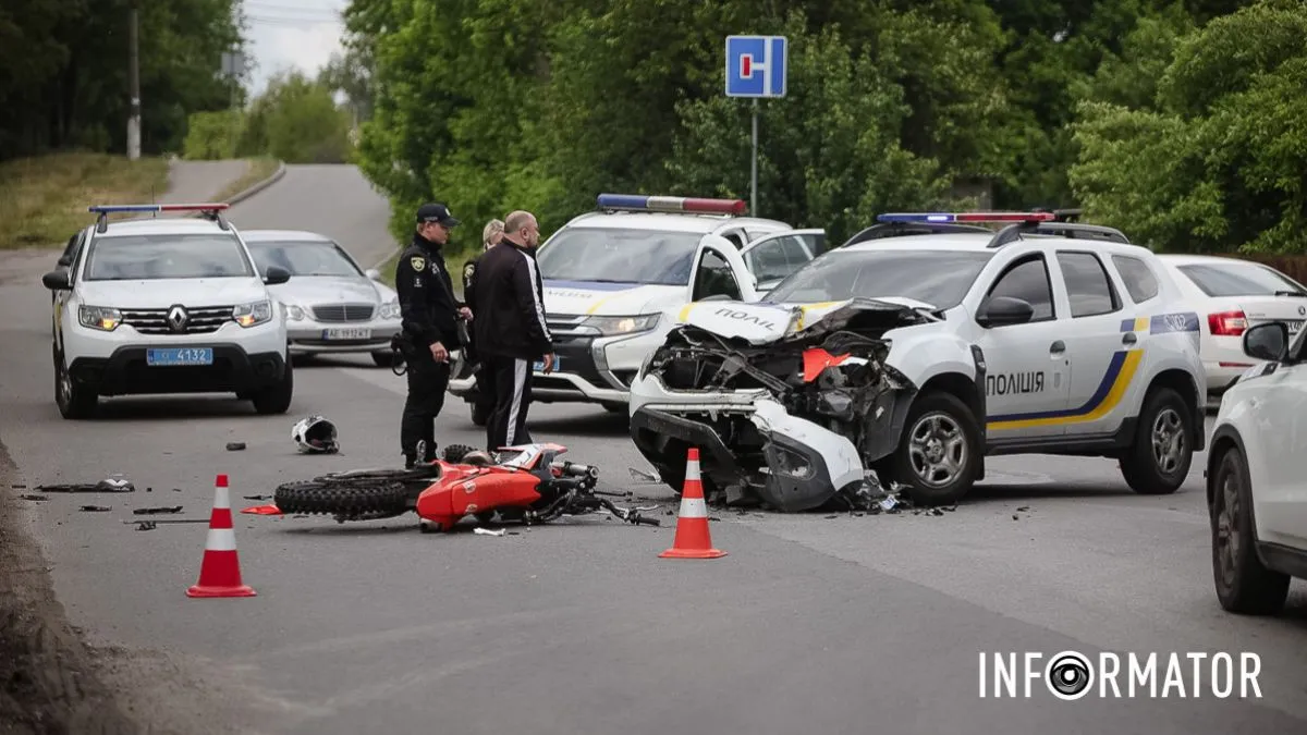 Полицейский автомобиль столкнулся с мотоциклом на Отечественной в Днепре: водитель двухколесного в больнице