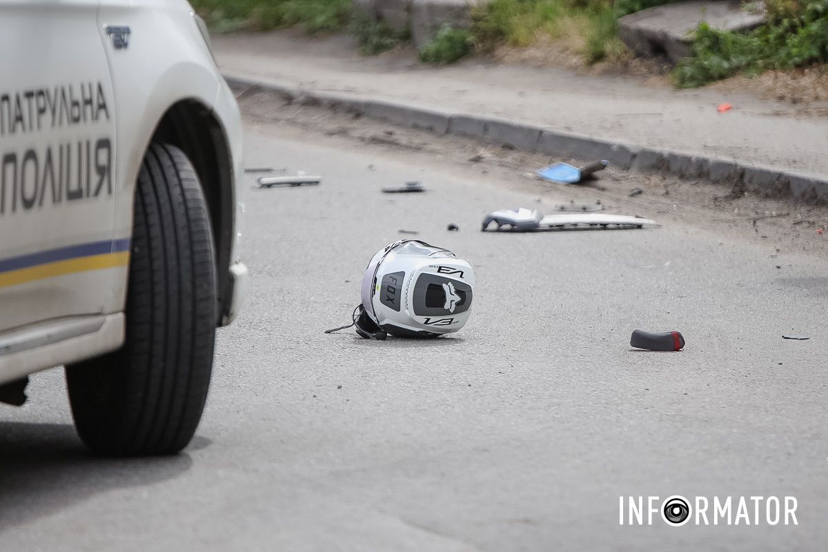 Удар був достатньо сильним, аби в мотоцикліста злетів шолом
